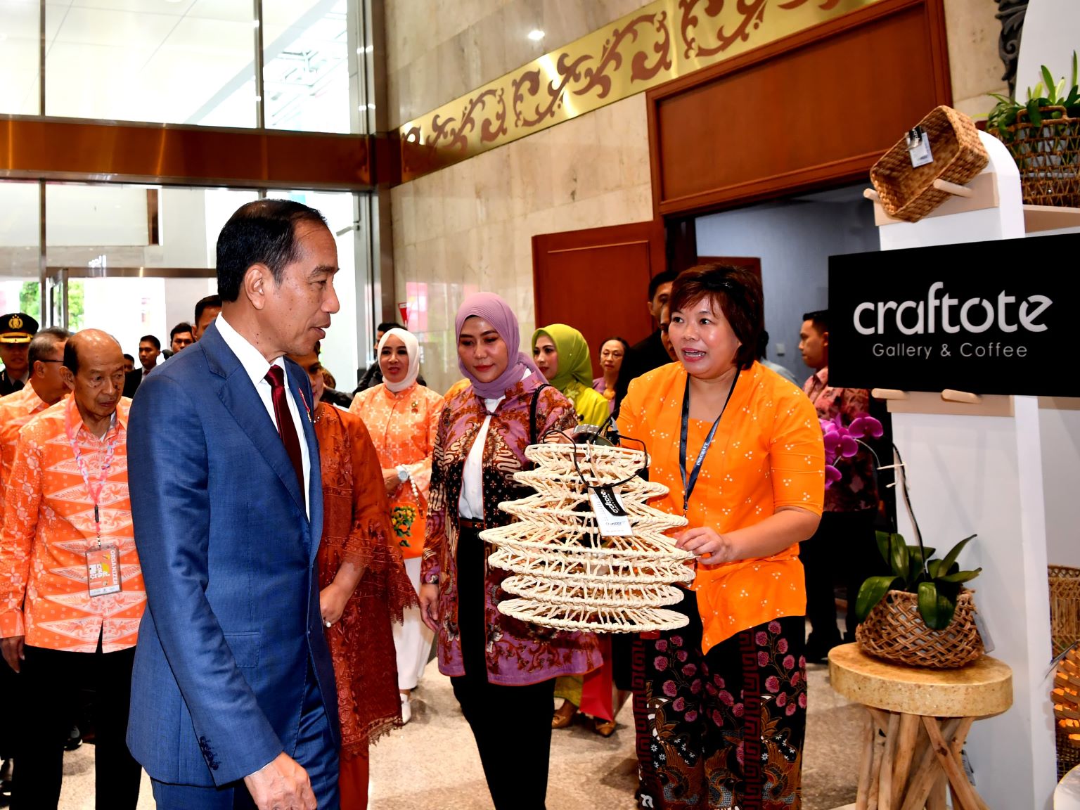 Presiden Joko Widodo Kunjungi Booth Jamkrindo di Pameran INACRAFT